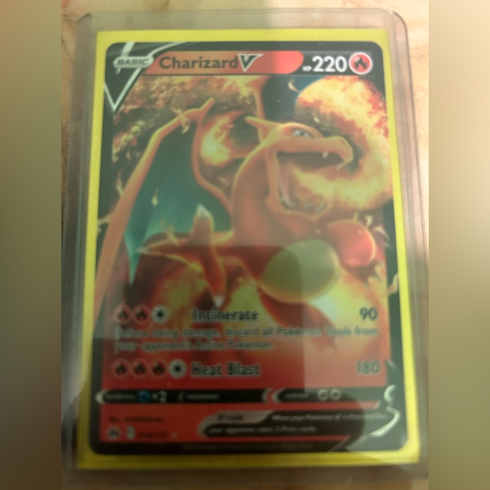 Pokémon Charizard V 220